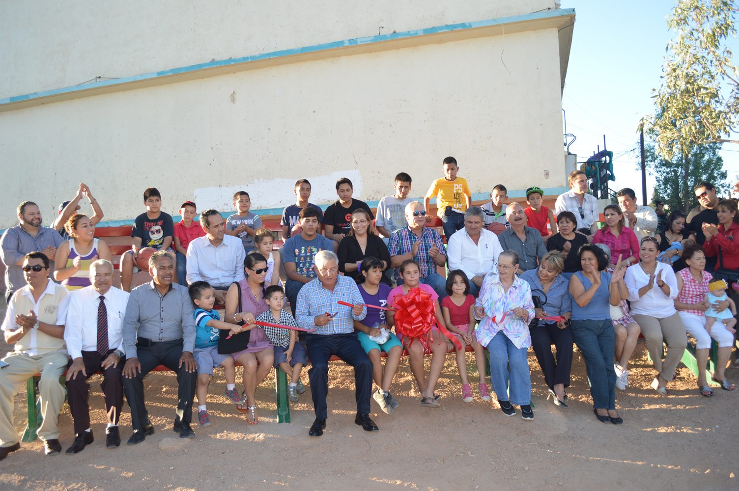 Inaugura Alcalde gradas en cancha de parque infantil del Multifamiliar de la colonia Lomas de